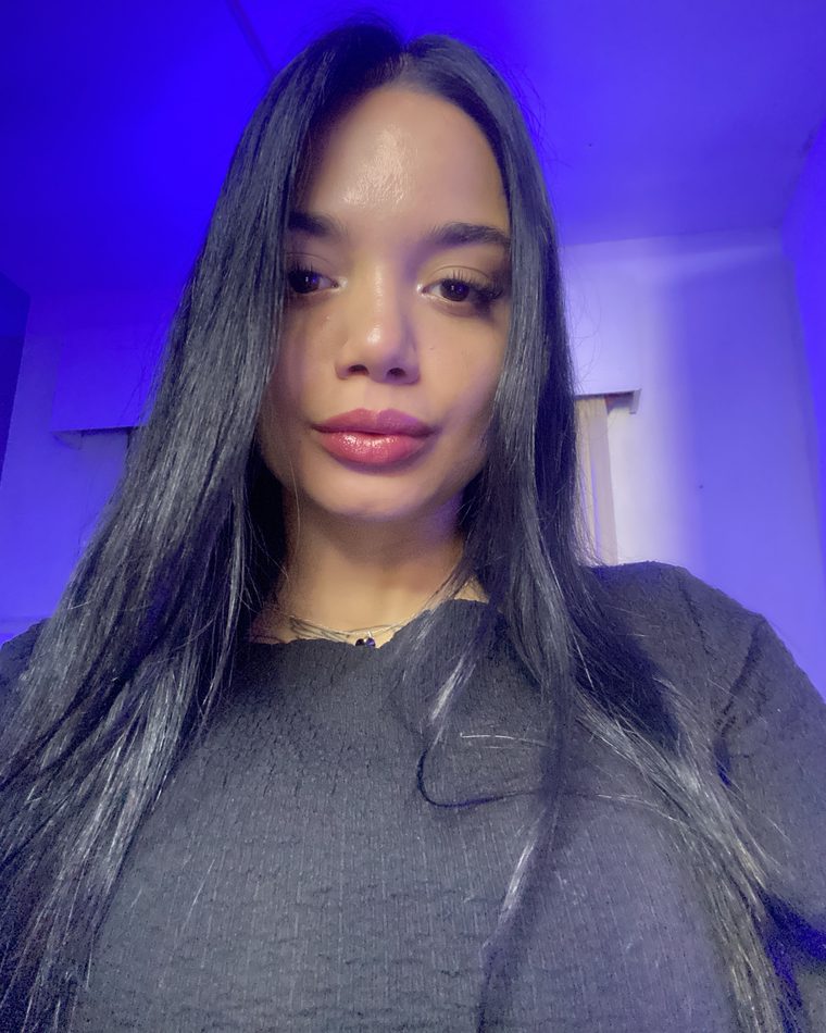 Elena en un primer plano con luz morada