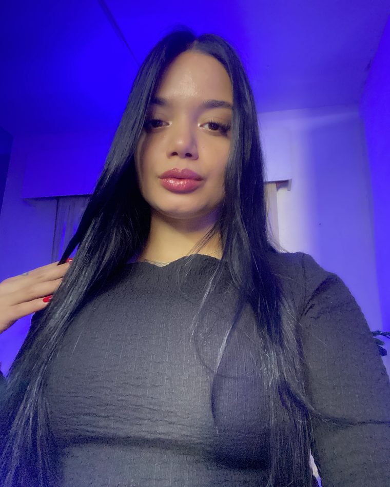 Elena con el pelo suelto y la mano en el hombro