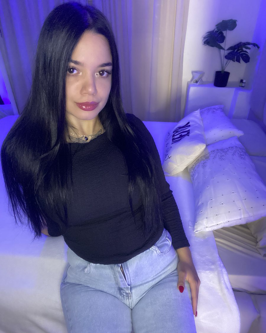 Elena sentada en su habitación con luz morada